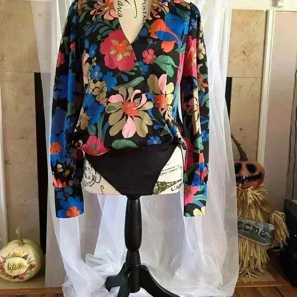 Entro Multi colored Floral Snap Crotch Blouse. Size Small. Gently used.